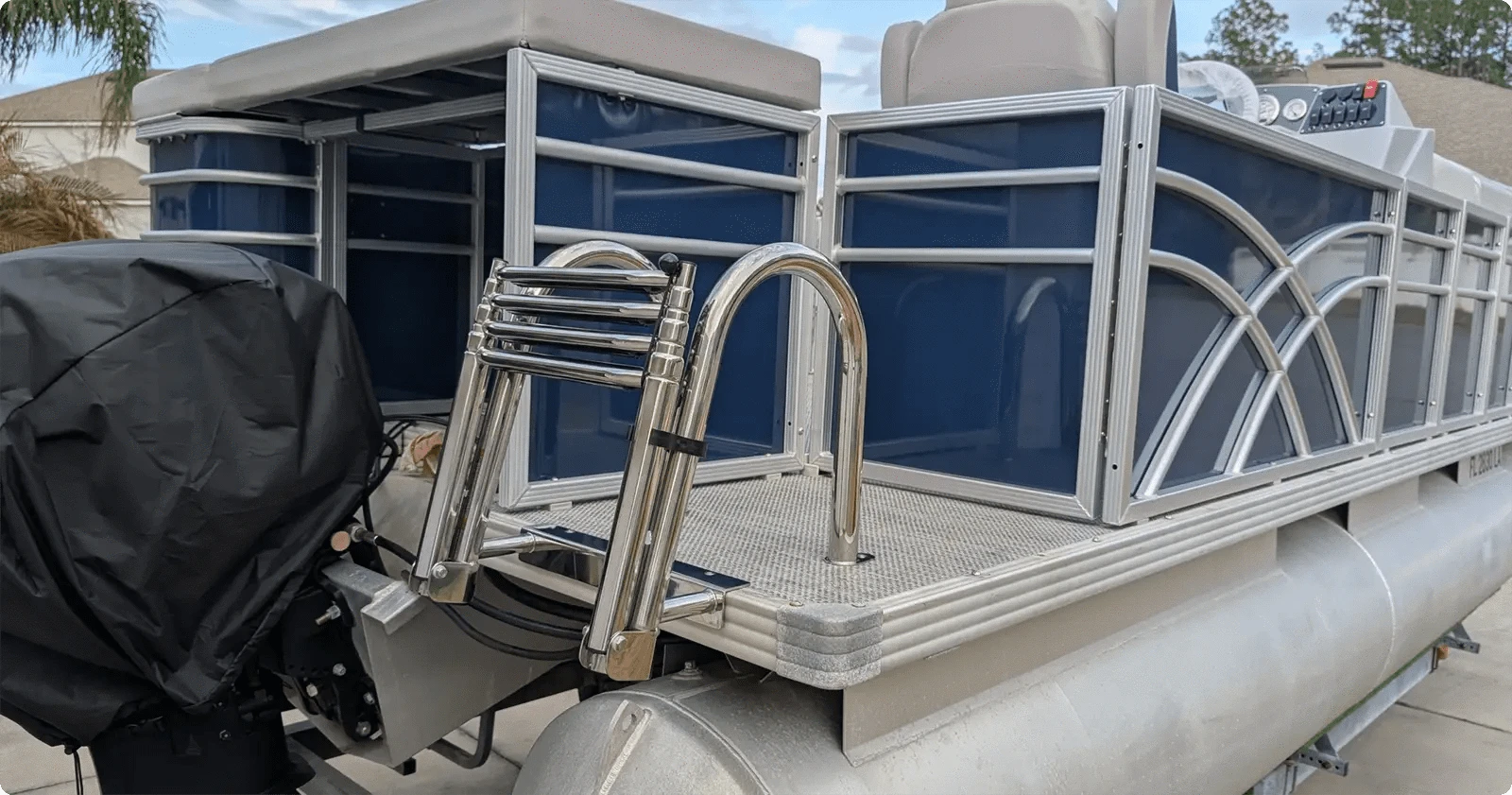 Pontoon boat stern entry navy fencing with ladder
